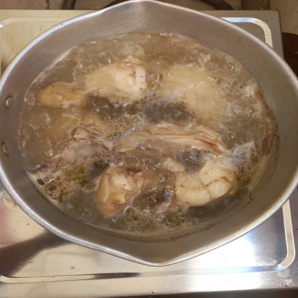 Rebus ayam hingga matang dan singkirkan air sisa rebusan ayam