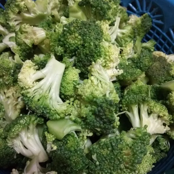 Potong brokoli dan rendam dengan air garam, tiriskan.