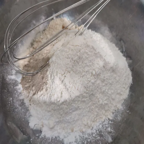Aduk rata semua bahan kering dan bawang putih.