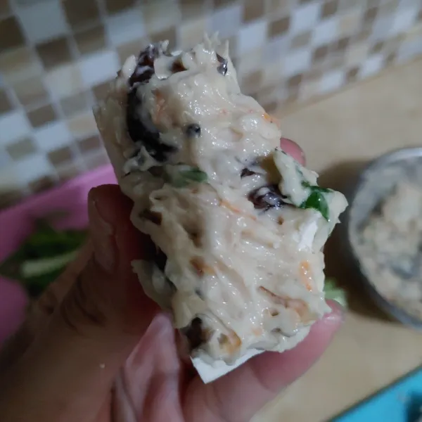 Beri isian bakso sehat, sambil diratakan menggunakan garpu.