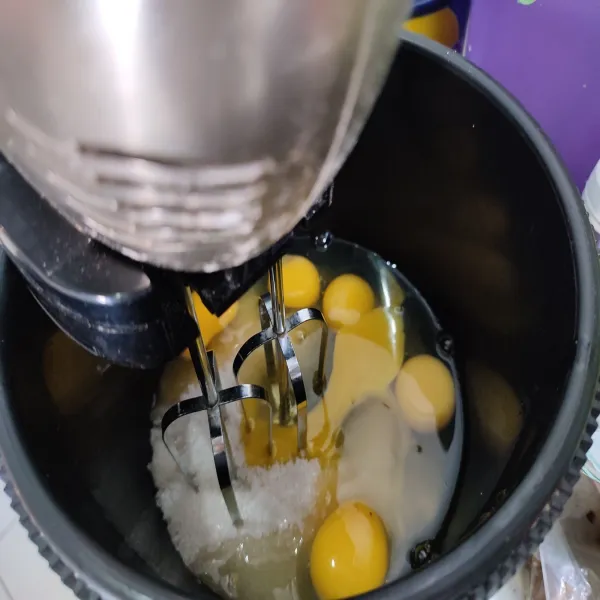 Mixer hingga mengembang telur dan gula.