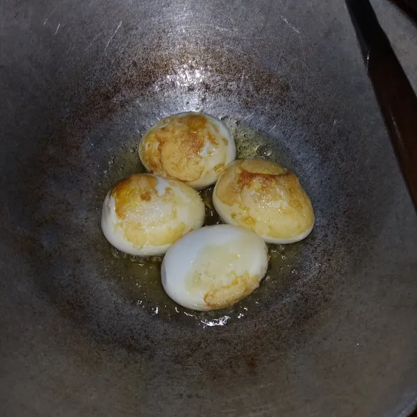 Goreng telur sampai berkulit sambil di bolak-balik.