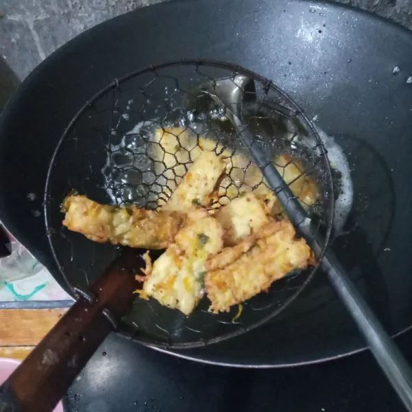 Goreng dalam minyak panas hingga kuning kecokelatan, lalu angkat dan tiriskan.