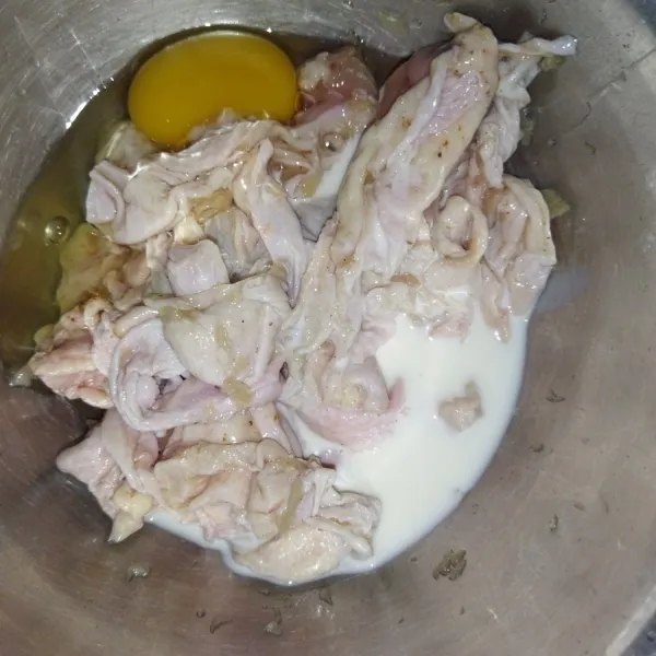 Lalu tambahkan telur dan susu cair.