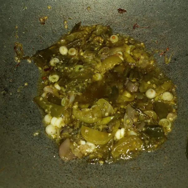 Panaskan minyak, tumis sambal ijo bersama setengah bagian daun bawang.