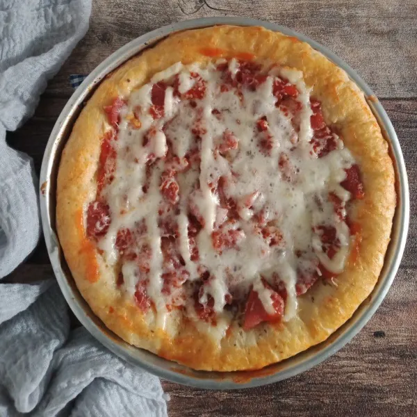 Panaskan oven panggang pizza disuhu 170 C selama 25-30 menit (sesuaikan jenis oven masing-masing). Setelah matang, angkat dan sajikan.