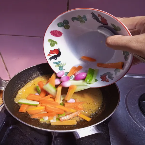 Matikan api lalu masukkan acar, aduk rata, sisihkan.