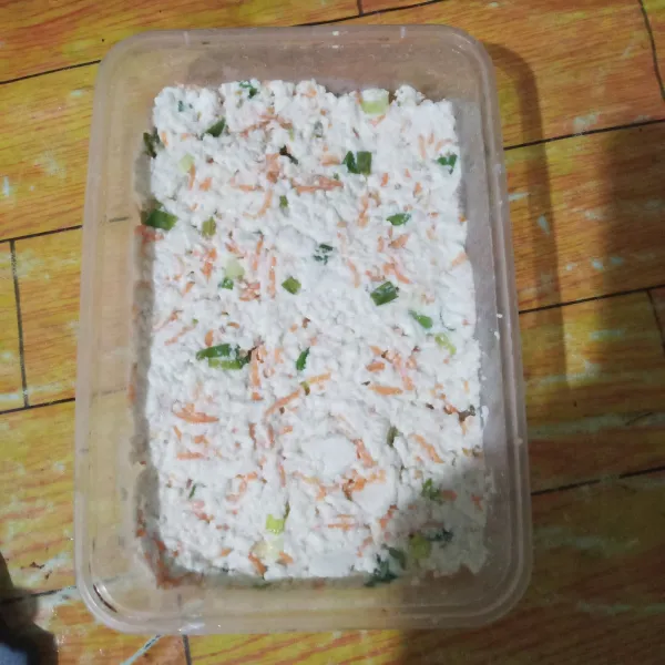 Masukkan ke dalam wadah, lalu padatkan.