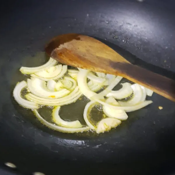 Lalu tumis bawang bombay hingga berubah warna. Tambahkan bawang merah dan putih, tumis sebentar setelah harum tambahkan cabai-cabaian. Setelah beberapa lama, tuangkan 1/2 liter air matang, tunggu hingga mendidih.