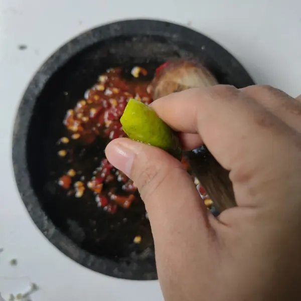 Beri perasan jeruk limau (tingkat keasaman sesuai selera). Aduk rata, lalu cicipi rasanya.