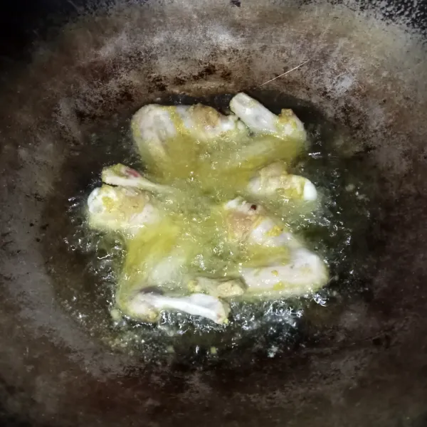 Panaskan minyak goreng dan goreng ayam dengan api sedang cenderung kecil.