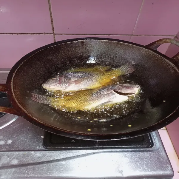 Goreng ikan sampai matang lalu sisihkan.