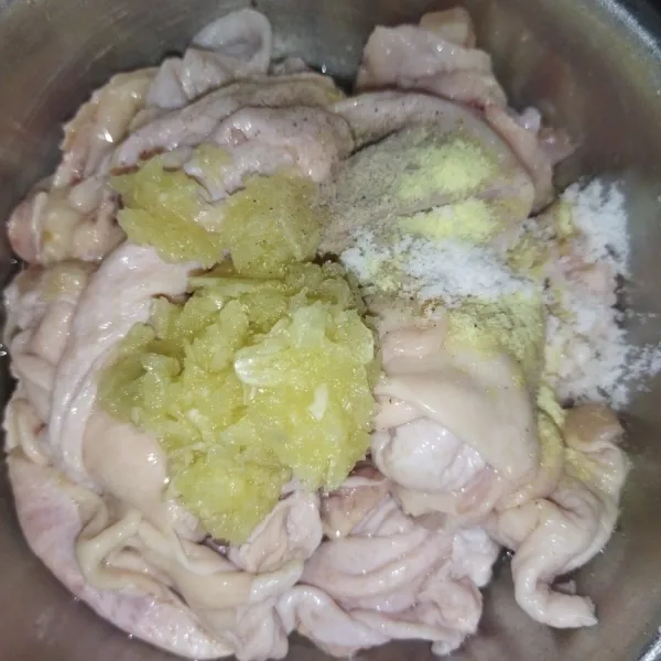 Lalu tambahkan bawang putih yang sudah dihaluskan, lada bubuk, garam dan kaldu bubuk, aduk rata, Lalu simpan di kulkas minimal 1 jam agar bumbunya meresap.