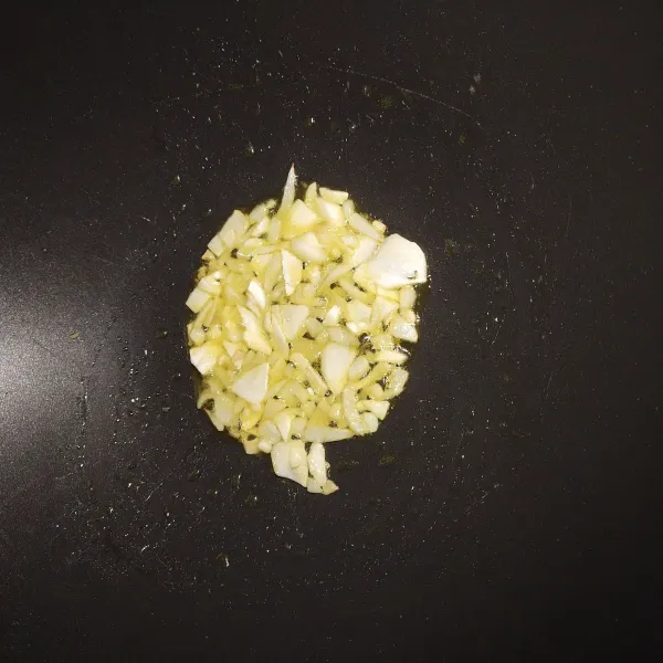 Kemudian tumis bawang putih dan bawang Bombay dengan margarin hingga bumbu berbau harum.