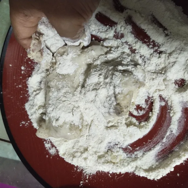 Kemudian setelah ayam di marinasi kemudian lumuri dengan tepung bumbu adonan basah dan kering.