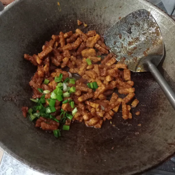 Terakhir masukkan irisan daun bawang, aduk rata dan matikan api.