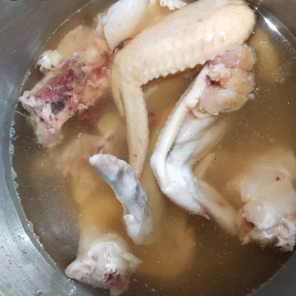 Langkah yang pertama cuci bersih ayam lalu marinasi dengan bumbu marinasi biarkan hingga 20 menit.