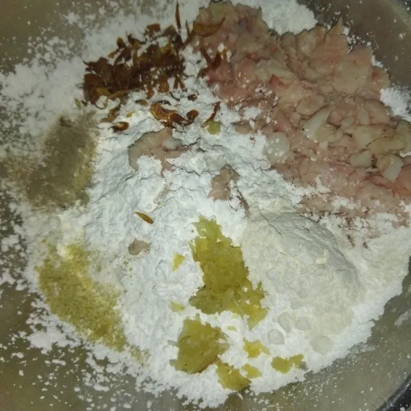 Siapkan wadah masukkan tepung sagu, tepung terigu, tetelan sapi yang sudah di cincang, bawang putih halus, garam, kaldu bubuk, dan lada bubuk, lalu aduk rata.