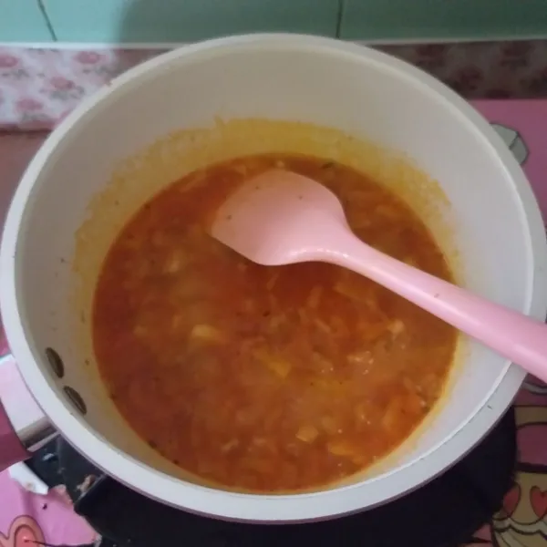 Masukan sedikit air, tambahkan garam, gula, dan kalau bubuk, aduk rata. masak hingga kuah meletup-letup.