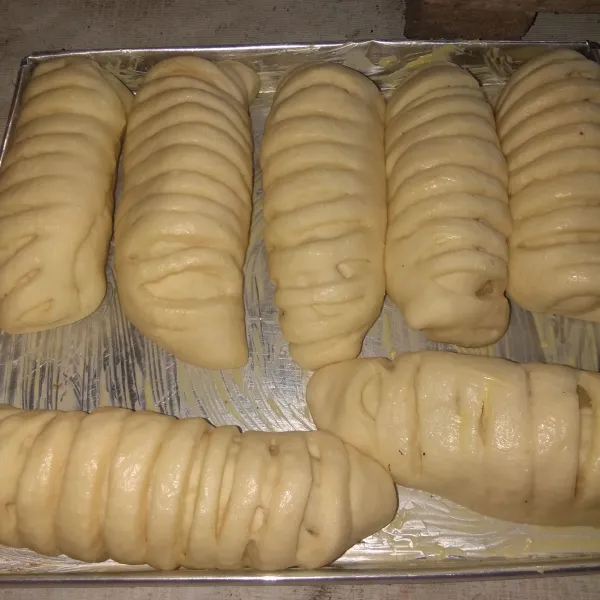Tata roti diatas loyang yang sudah dioles margarin, diamkan lagi 15 menit.