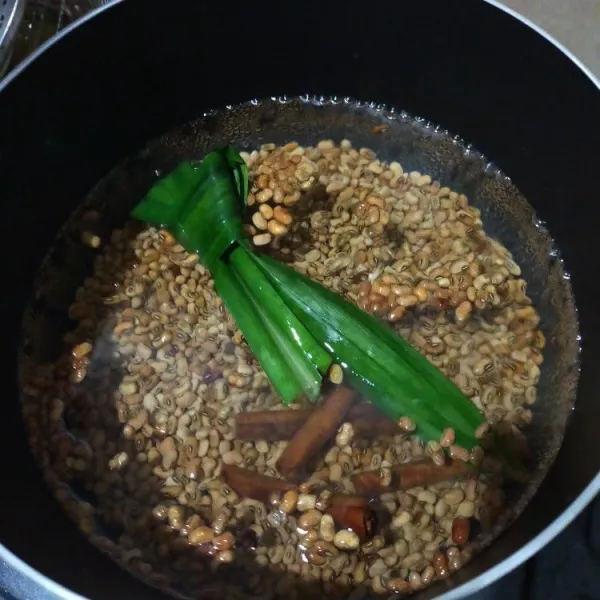 Didihkan 1500 ml air lalu masukkan kacang merah, daun pandan dan kayu manis batang. Masak selama 10 menit lalu matikan api, tutup pancinya dan diamkan selama 1 jam.