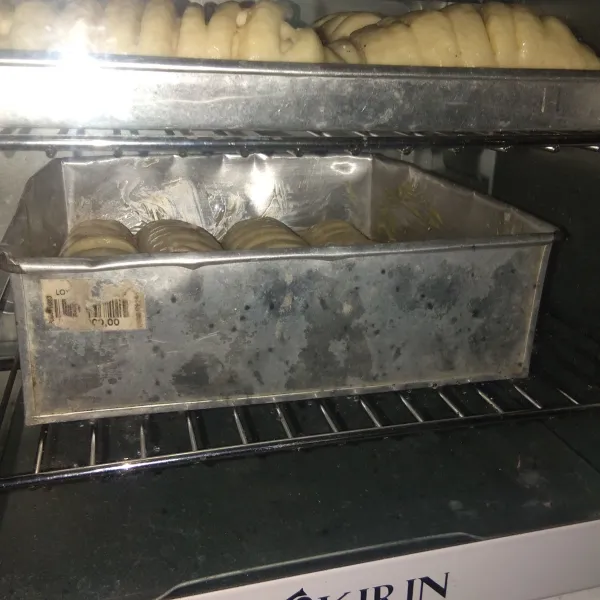Oven di suhu 180 derajat celsius kurang lebih 25 menit, olesi roti dengan margarin selagi hangat, sajikan.
