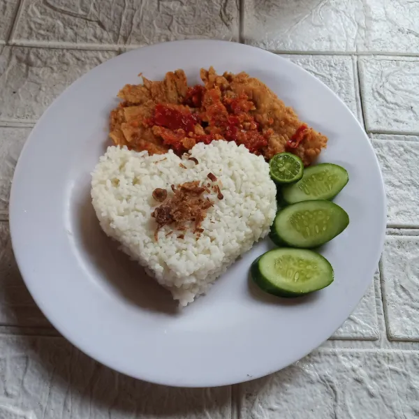 Ambil secukupnya nasi, beri jamur geprek, dan irisan timun, lalu sajikan.