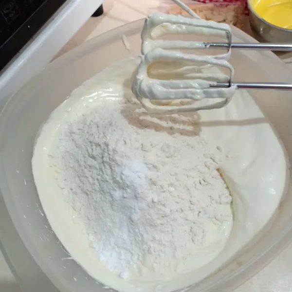 Masukkan tepung terigu dan baking powder. Mixer dengan kecepatan rendah.