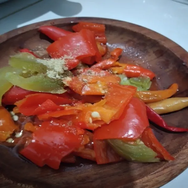 Ulek kasar atau halus cabai dan tomat rebus, lalu tambahkan kaldu penyedap rasa.