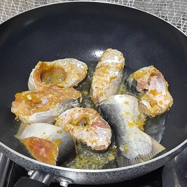 Tabur dengan sedikit tepung agar ikan tidak meletus, lalu goreng hingga matang.
