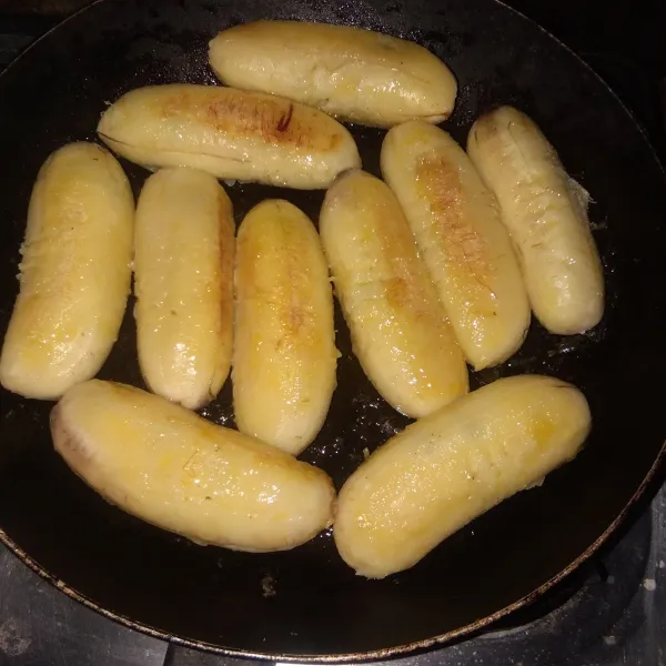 Tumis pisang dengan margarin sampai kekuningan.
