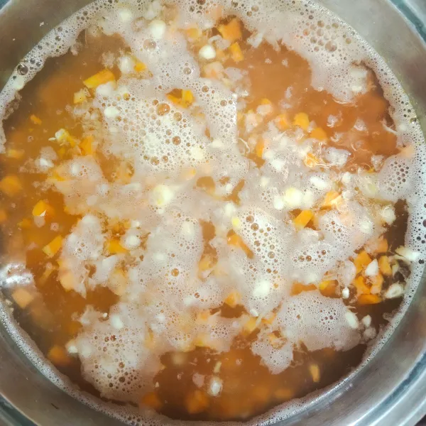 Masukkan wortel dan  buncis pada panci berisi air mendidih, sekitar 3 menit.
