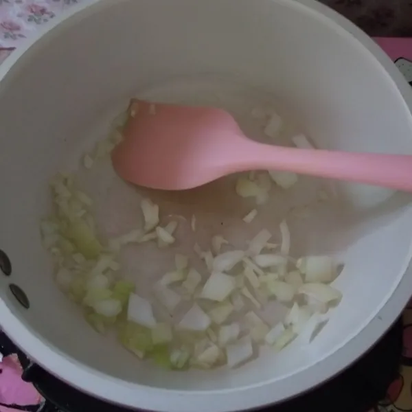 Cincang bawang bombai dan bawang putih, lelehkan butter kemudian tumis hingga harum.