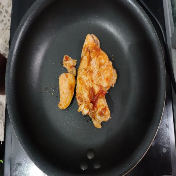 Kemudian panggang ayam di atas teflon/grill pan hingga matang (jangan sampai gosong).