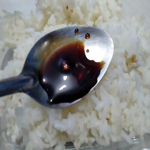Aduk rata nasi hangat dengan kecap asin jepang dan minyak wijen.