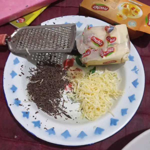 Serut keju dan juga cokelat batang.