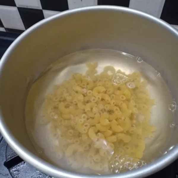 Rebus macaroni sampai matang lalu tiriskan.