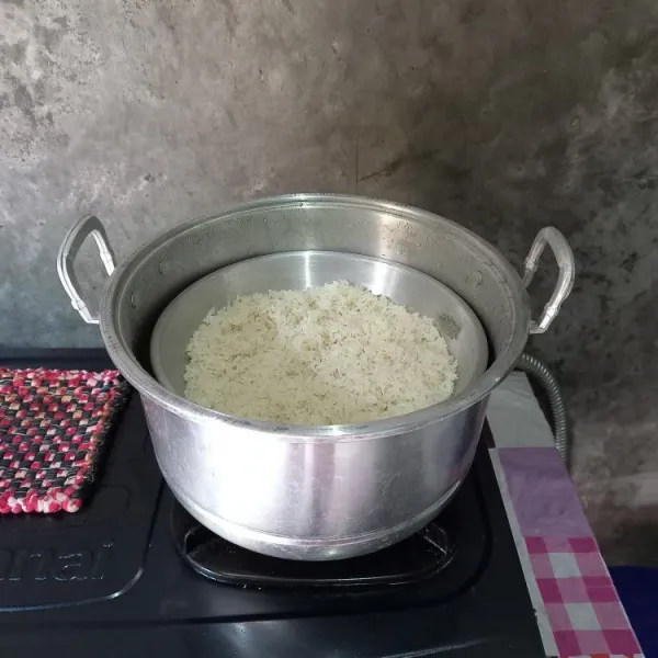 Kukus beras ketan selama 20 menit.