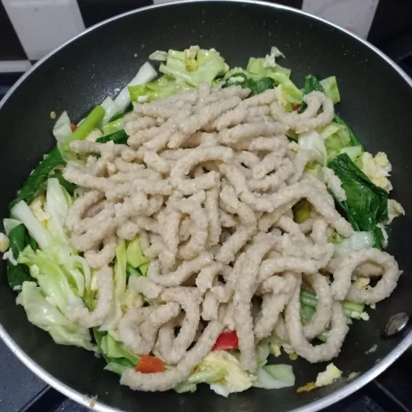Tambahkan mie oatmeal, aduk rata.