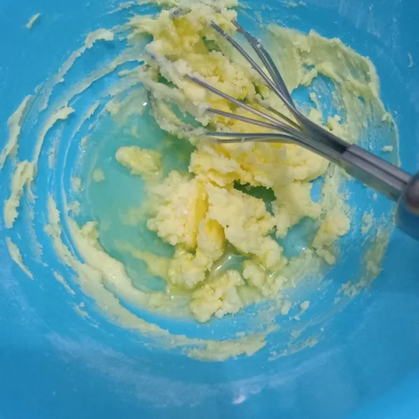 Tambahkan putih telur, aduk rata kembali.