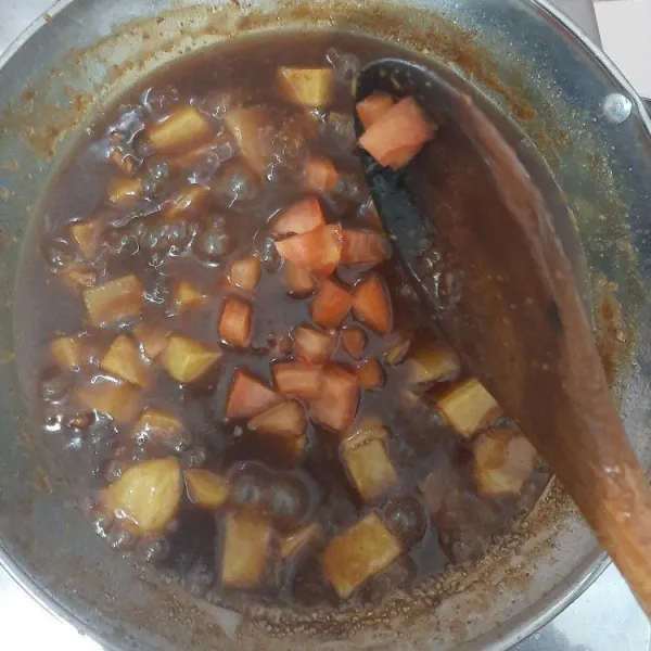 Kemudian masukan tomat yang sudah dipotong dadu