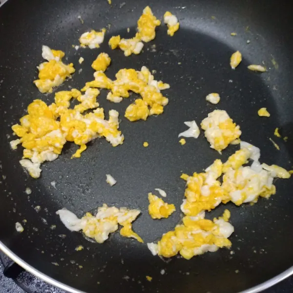 Masak telur dengan orak arik.