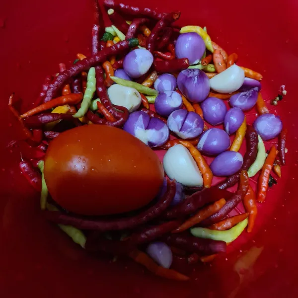 Cuci bersih bawang merah, bawang putih, cabe dan tomat.