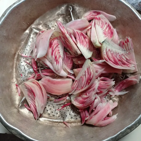 Buang tangkai kecombrang dan kelopak bunga yang keras, lalu potong-potong dan cuci sampai bersih, tiriskan.