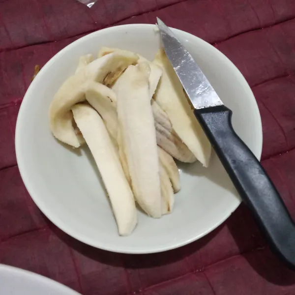 Belah pisang menjadi 4 bagian.