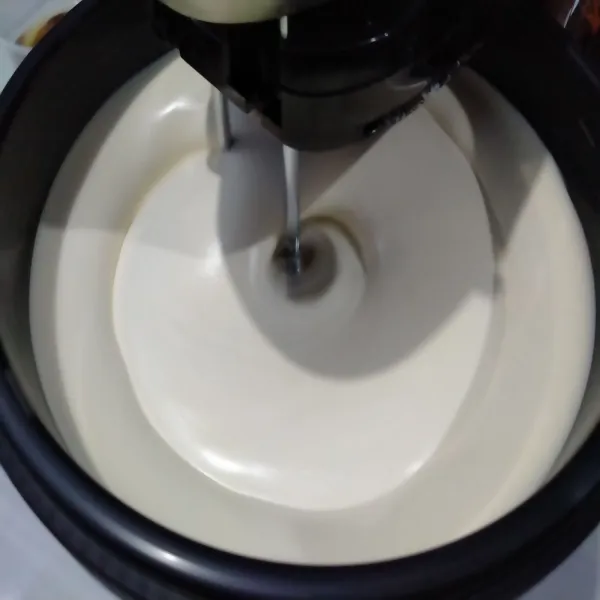 Mixer dengan speed tinggi telur dan gula hingga putih mengental dan berjejak.