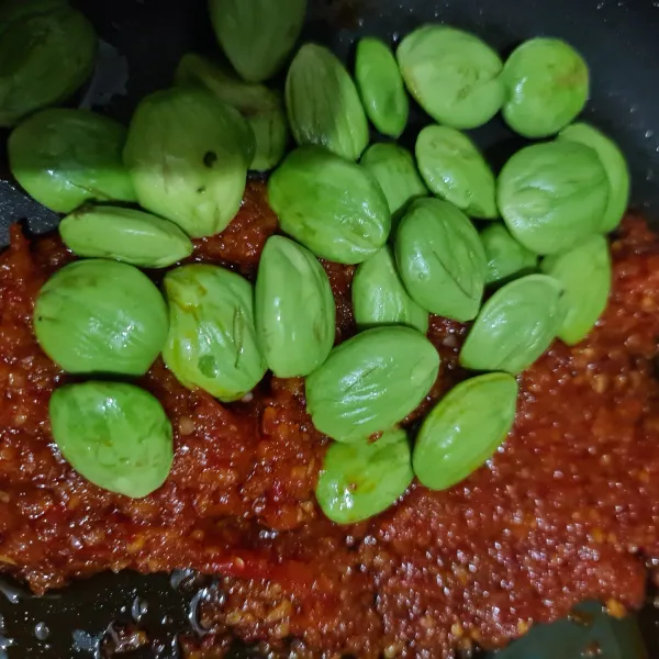 Jika sambal sudah matang, tambahkan petai dan koreksi rasa. Masak sebentar hingga petai matang, angkat.