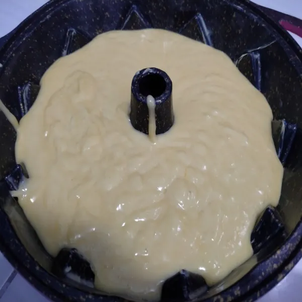 Masukkan adonan ke dalam loyang yang sudah di olesi margarin, panggang di oven dengan suhu 180°C hingga matang. Keluarkan dari loyang jika sudah dingin. Sajikan.
