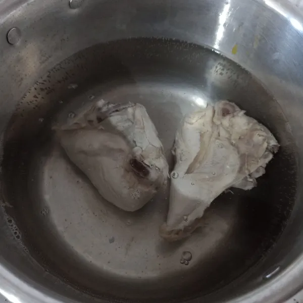 Rebus ayam sampai matang, lalu buang airnya dan ganti air baru.