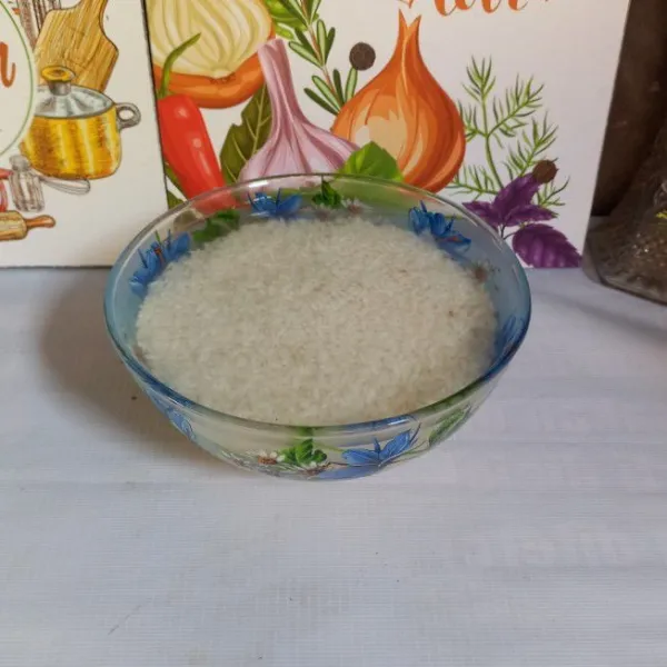 Cuci beras ketan, rendam selama 3 jam.